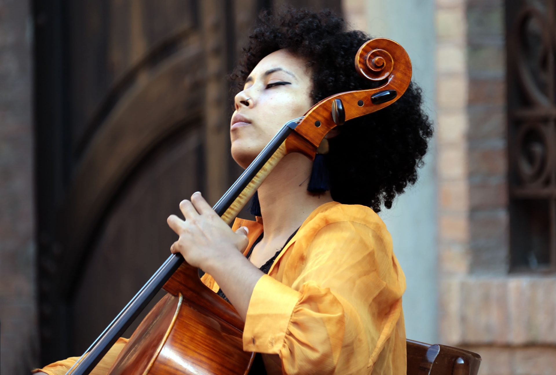 Musicista che suona il violoncello